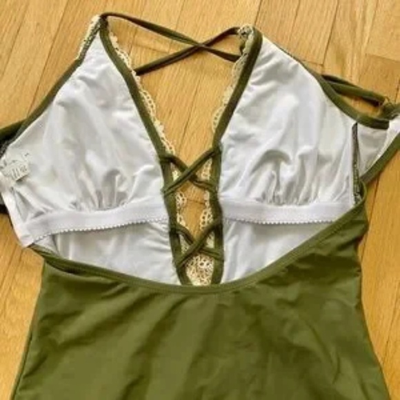 Cupshe Olive Green Lace Trimmed Plunge V-Neck One-Piece Swimsuit Size S - Picture 8 of 12